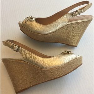 Antonio Melani🌷Gold metallic wedge heels size 8.5